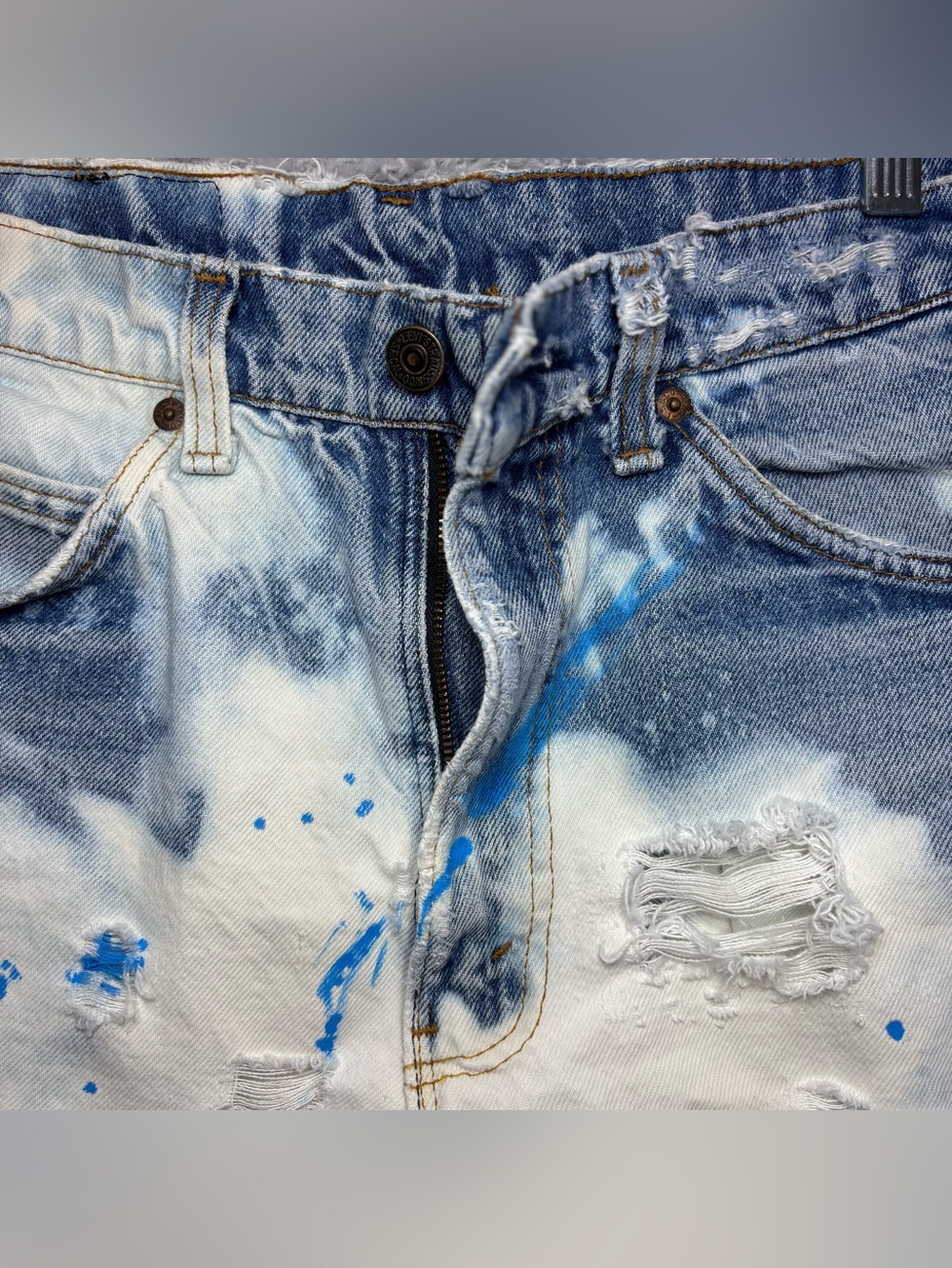 VINTAGE LEVIS Womens 6 Distressed Reworked Raw Holes Party Thrashed Festival Cor - Picture 6 of 8